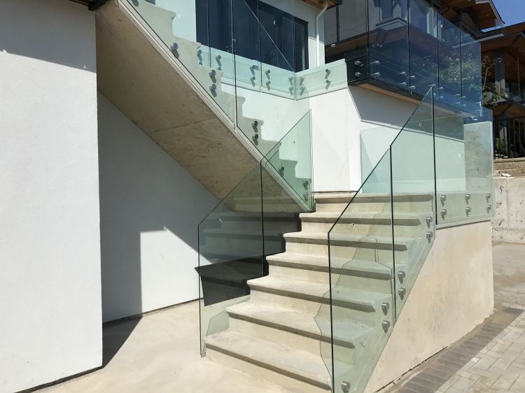 What Are Frameless Railings? Types and Main Characteristics